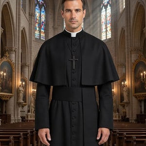 Może przedstawiać: Czarna sutanna z pasującą peleryną i krzyżem. Strój jest noszony przez osobę stojącą w kościele. Tło przedstawia witraże i drewniane ławki.