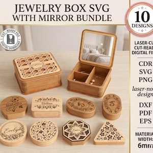 Op de afbeelding: Een verzameling houten sieradendoosjes en containers. De set bevat een vierkante doos met een spiegel, verschillende kleine ronde en ovale dozen en een driehoekige doos. De tekst "JEWELRY BOX SVG WITH MIRROR BUNDLE" staat bovenaan.