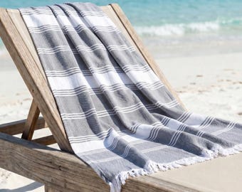 Neutralrandig strandfilt med broderat namn | Strandhandduk / Strandfilt