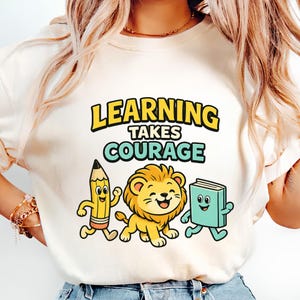 Camiseta "Aprender requiere valentía", Camiseta para profesores de vuelta al cole, Camiseta escolar motivacional, Camiseta de aula con león, Regalo para profesores de primaria