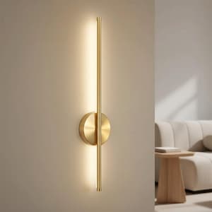 Puede incluir: Una taza de cerámica blanca con un asa negra y el texto "But First, Coffee" en negrita negra. La taza se encuentra sobre un fondo neutro, resaltando su diseño sencillo.