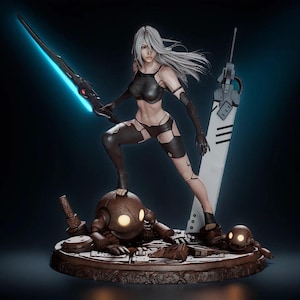 Puede incluir: Figura detallada de un personaje femenino con cabello blanco, vestida con un atuendo negro, sosteniendo una espada azul brillante. La figura se encuentra sobre una plataforma con elementos robóticos, con una espada grande detrás.