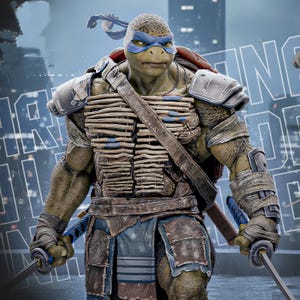Peut inclure: Une figurine articulée de tortue anthropomorphe verte portant un masque bleu sur les yeux, des épaulettes et un plastron composé de lattes de bois horizontales. La figurine tient deux katanas aux poignées enveloppées de bleu et porte des bandages.