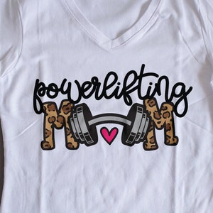 Mamá levantadora de pesas SVG / Camiseta de levantamiento de pesas / Archivo de corte Cricut / Mamá deportista / Dtf eps PNG / Estampado de leopardo / Descargar / Sublimación