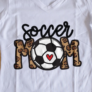 Voetbal moeder SVG | T-shirt voetbal moeder | Cricut-bestand | Dtf, eps, png | Dierenprint met luipaardprint | Direct downloaden | Sublimatie-png