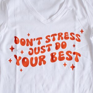 Não se estresse, apenas faça o seu melhor | PNG Dtf SVG | Arquivo Cricut Cut | Camiseta do dia do teste | Camiseta do teste do professor | Faça o seu melhor | Baixar | Groovy Wavy