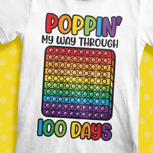 Poppin My Way Through 100 Days / 100 Days SVG / 100° giorno di scuola / PNG Dtf eps / Giocattolo Fidget / Popper / Pop It / Arcobaleno / File di taglio Cricut