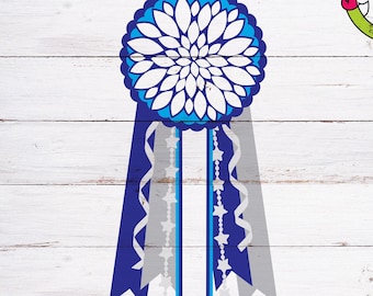 Könnte beinhalten: Eine blaue und weiße Rosette mit einem blauen, weißen und grauen Band mit weißen Sternen. Die Rosette ist ein kreisförmiges Design mit weißen Blütenblättern und einer blauen Mitte. Das Band ist unten zu einer Schleife gebunden.