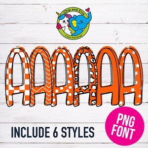 Puede incluir: Seis estilos diferentes de letras A con patrones naranja y blanco. Las letras están delineadas en negro y tienen una forma de arco redondeado. El texto "INCLUDE 6 STYLES" está debajo de las letras. Un círculo rosa con el texto "PNG FONT" está en la esquina inferior derecha de la imagen.