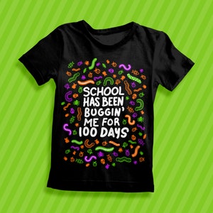 Pu&ograve; includere: Maglietta nera con una grafica bianca che dice "School has been buggin' me for 100 days". La grafica &egrave; circondata da insetti e vermi colorati.