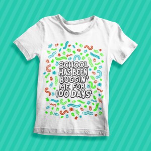 Pu&ograve; includere: Maglietta bianca con un design di insetti verde, blu e rosso e il testo "School has been buggin' me for 100 days".