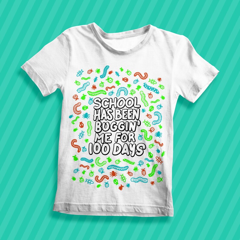 Pu&ograve; includere: Maglietta bianca con un design di insetti verde, blu e rosso e il testo "School has been buggin' me for 100 days".