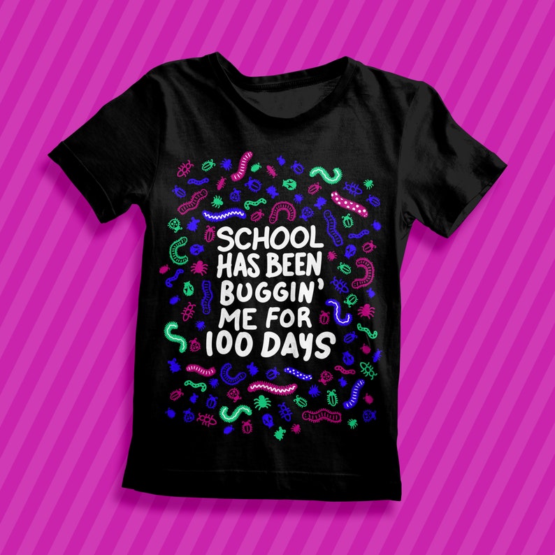 Pu&ograve; includere: Maglietta nera con un design di insetti colorati e il testo "School has been buggin' me for 100 days."