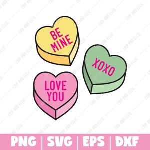 Pu&ograve; includere: Tre caramelle a forma di cuore in giallo, rosa e verde, ciascuna con un contorno nero. La caramella gialla dice "BE MINE" in rosa, la caramella rosa "LOVE YOU" e la caramella verde "XOXO".