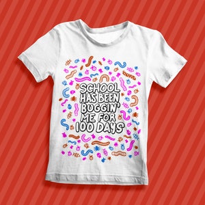 Pu&ograve; includere: Maglietta bianca con un design di insetti colorati e il testo "School has been buggin' me for 100 days."
