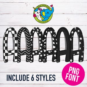 Puede incluir: Seis letras A negras y blancas con patrones. Cada letra tiene un patrón diferente: a cuadros, en chevron, con lunares, nube, sólido y estrella. Las letras están dispuestas horizontalmente. El texto "INCLUDE 6 STYLES" está debajo de las letras. Un círculo rosa con el texto "PNG FONT" está en la esquina inferior derecha.