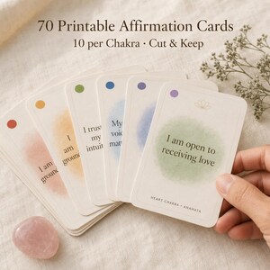 Może przedstawiać: Zestaw 70 kart afirmacyjnych do druku, po 10 na czakrę, zawierający tekst 70 Printable Affirmation Cards, 10 per Chakra, Cut & Keep oraz I am open to receiving love, Heart Chakra, Anahata, z kolorowymi akwarelowymi kołami na kartach.