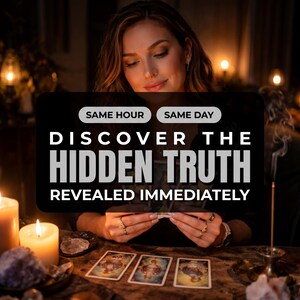 Puede incluir: Una persona sostiene cartas del tarot, con el texto "DISCOVER THE HIDDEN TRUTH REVEALED IMMEDIATELY" sobre un fondo negro. Tres cartas del tarot están sobre una mesa de madera, iluminadas por velas.