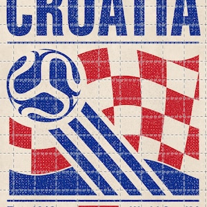 K&ouml;nnte beinhalten: Ein Grafikdruck mit dem Wort CROATIA in Blau, einem blauen Fu&szlig;ball und einem rot-wei&szlig;en Karomuster. Das Design enth&auml;lt blaue Bewegungslinien, eine kleine kroatische Flagge sowie den Text Est. 1912 und World Cup '26 auf einem karierten Hintergrund.