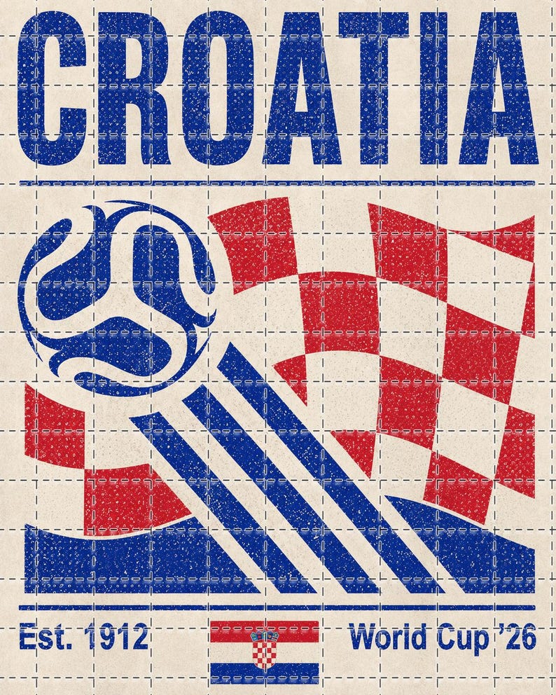 K&ouml;nnte beinhalten: Ein Grafikdruck mit dem Wort CROATIA in Blau, einem blauen Fu&szlig;ball und einem rot-wei&szlig;en Karomuster. Das Design enth&auml;lt blaue Bewegungslinien, eine kleine kroatische Flagge sowie den Text Est. 1912 und World Cup '26 auf einem karierten Hintergrund.