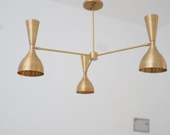 Moderne koperen kroonluchter uit het midden van de eeuw: hanglamp met kegelschaduw