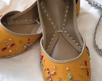 カスタムメイドの手作りクッサ | ブライダル刺繍入りジュッティフラットシューズ