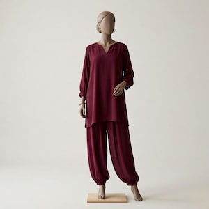 Vestido de lino color granate con mangas abotonadas y pantalones farol, camisa corta con escote en V, conjunto minimalista y modesto, vestido de verano.