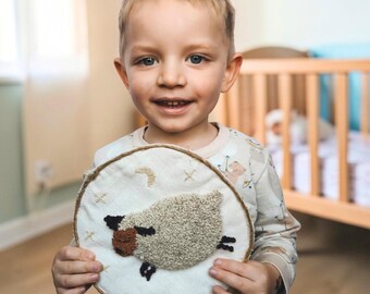 Oveja hecha a mano con aguja de punzón, arte infantil con luna y estrellas, mezcla de lana texturizada