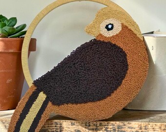Gran cuadro de picogordo en aguja perforada para pared, 33 cm (13 pulgadas), decoración de aves en color ocre, arte textil moderno, regalo para observadores de aves, arte textil para guardería, ave del bosque hecha a mano.