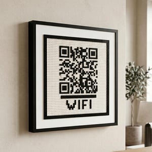 Könnte beinhalten: Schwarz gerahmtes Wandbild mit einem pixeligen QR-Code und dem Wort WIFI darunter. Das Kunstwerk befindet sich vor einem weißen Hintergrund. Modernes Wanddekor für das Zuhause.
