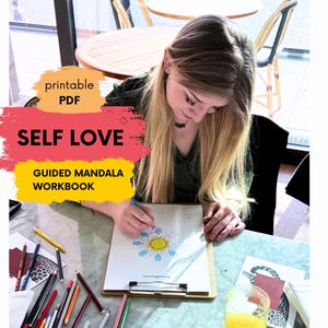 Può includere: Una persona sta disegnando un mandala da un "Self Love Guided Mandala Workbook". Il quaderno è su un appoggio di legno. L'immagine include matite colorate e il testo "printable PDF".