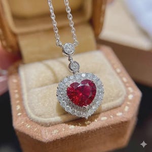 Puede incluir: Juego de tres tazas de cerámica con acabado mate moteado. Las tazas son de color crema, gris claro y gris oscuro. Cada taza tiene un diseño simple y minimalista y un asa redondeada.