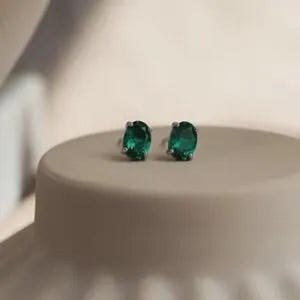 Pendientes ovalados de color verde esmeralda, pendientes minimalistas de piedras preciosas en tono plateado.