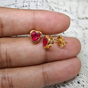 Brinco feminino de pino com rubi rosa simulado de 2 quilates em corte coração, banhado a ouro 14K.