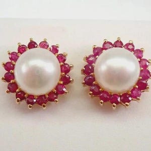 Pendientes de botón con doble halo de perlas y rubíes, oro amarillo de 14k sobre plata de ley.