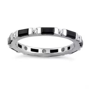 Anillo de banda de ónix negro con circonitas cúbicas talla esmeralda, alianza de boda minimalista apilable.