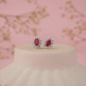Rubinrote Oval Ohrstecker mit Crystal Halo, Floral Design, eleganter Schmuck