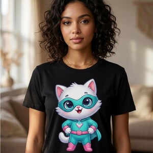 Pode incluir: Camiseta preta com um desenho de gato super-her&oacute;i de desenho animado. O gato tem um rosto branco, uma m&aacute;scara turquesa e uma roupa turquesa e rosa com uma capa. A camiseta &eacute; de gola redonda e est&aacute; sendo usada por uma pessoa.
