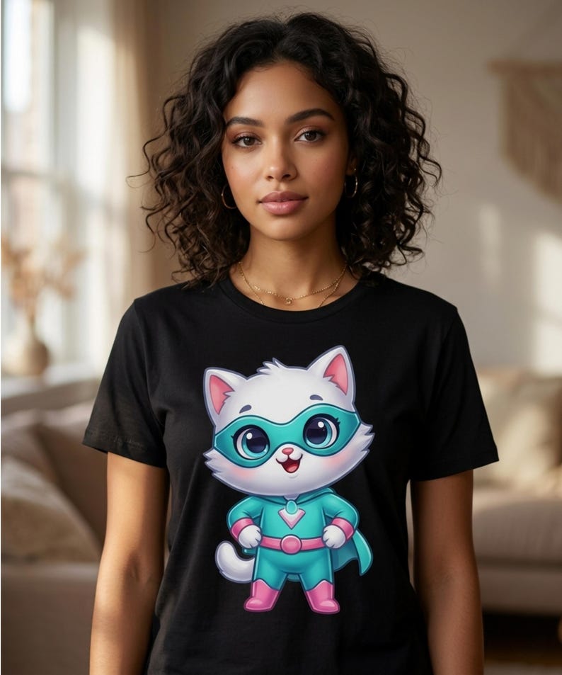 Pode incluir: Camiseta preta com um desenho de gato super-her&oacute;i de desenho animado. O gato tem um rosto branco, uma m&aacute;scara turquesa e uma roupa turquesa e rosa com uma capa. A camiseta &eacute; de gola redonda e est&aacute; sendo usada por uma pessoa.