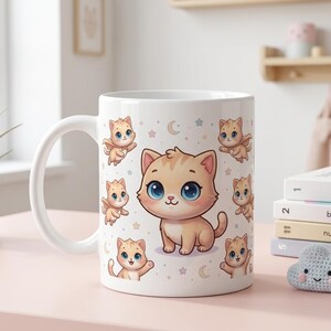 Pode incluir: Caneca de cer&acirc;mica branca com um desenho de gato de desenho animado. A caneca apresenta um gato grande e amig&aacute;vel no centro, rodeado por ilustra&ccedil;&otilde;es de gatos menores, estrelas e luas crescentes. Os gatos s&atilde;o laranja claro com olhos azuis.