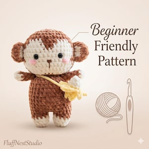 Könnte beinhalten: Ein braun-cremefarbenes gehäkeltes Affen-Stofftier mit schwarzen Augen und rosa Wangen, das eine gelbe bananenförmige Tasche trägt. Der Text lautet Beginner Friendly Pattern und FluffNestStudio. Ein Wollknäuel und eine Häkelnadel sind abgebildet.