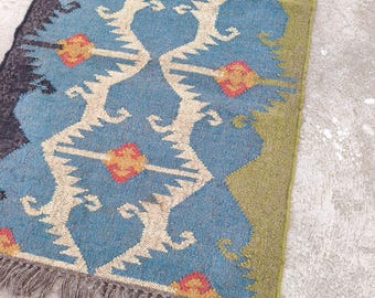 Alfombra Kilim de yute y lana tejida a mano: diseño geométrico indio