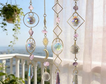 アメジストクリスタルサンキャッチャー｜ゴールドの幾何学模様のボヘミアン風ウィンドウハンギング、レインボープリズムライトキャッチャー