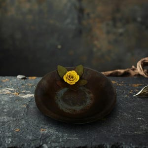 Könnte beinhalten: Eine weiße Keramik-Tasse mit schwarzem Henkel und dem Text "But First, Coffee" in handschriftlichem Stil. Die Tasse steht auf einer weißen Oberfläche. Die Tasse ist etwa 10 cm hoch.
