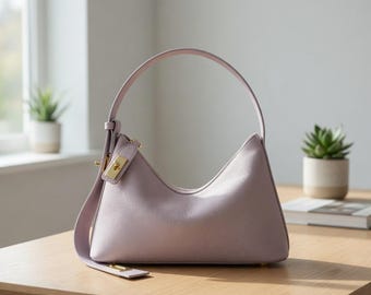 Borsa a tracolla / Borsa a mano minimalista da portare sotto il braccio in vera pelle di vacchetta con chiusura a lucchetto.