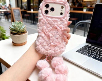 Niedliche Plüsch Schleife iPhone Hülle mit Pom Pom Anhänger für iPhone 17 16 15 14 13 Pro Max Plus | Weiche pelzige Schleife ästhetische Telefon-Abdeckung