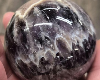 75 mm Dream Amethyst Sphere: polerowana kryształowa kula w jodełkę z naturalnymi okienkami