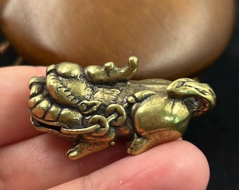 Mini statuetta Pixiu in ottone, portachiavi vintage in rame con bestia portafortuna.