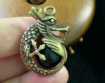 Collana con ciondolo a forma di drago in lega di rame con pietra verde, amuleto in stile cinese, gioiello vintage con ciondolo a forma di animale mitologico.
