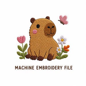 Può includere: Un disegno per ricamo a macchina raffigurante un capibara marrone con guance rosa, una piccola farfalla rosa e fiori colorati nelle tonalità del rosa, bianco e arancione. Il testo "MACHINE EMBROIDERY FILE" è ricamato in marrone sotto l'immagine.